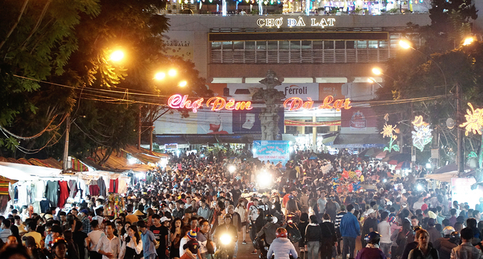 Chợ đêm Đà Lạt đông nghẹt du khách dịp Quốc khánh